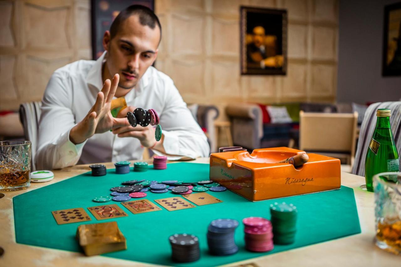 Hotel Arte Spa & Park Velingrad Kültér fotó A player at a poker table