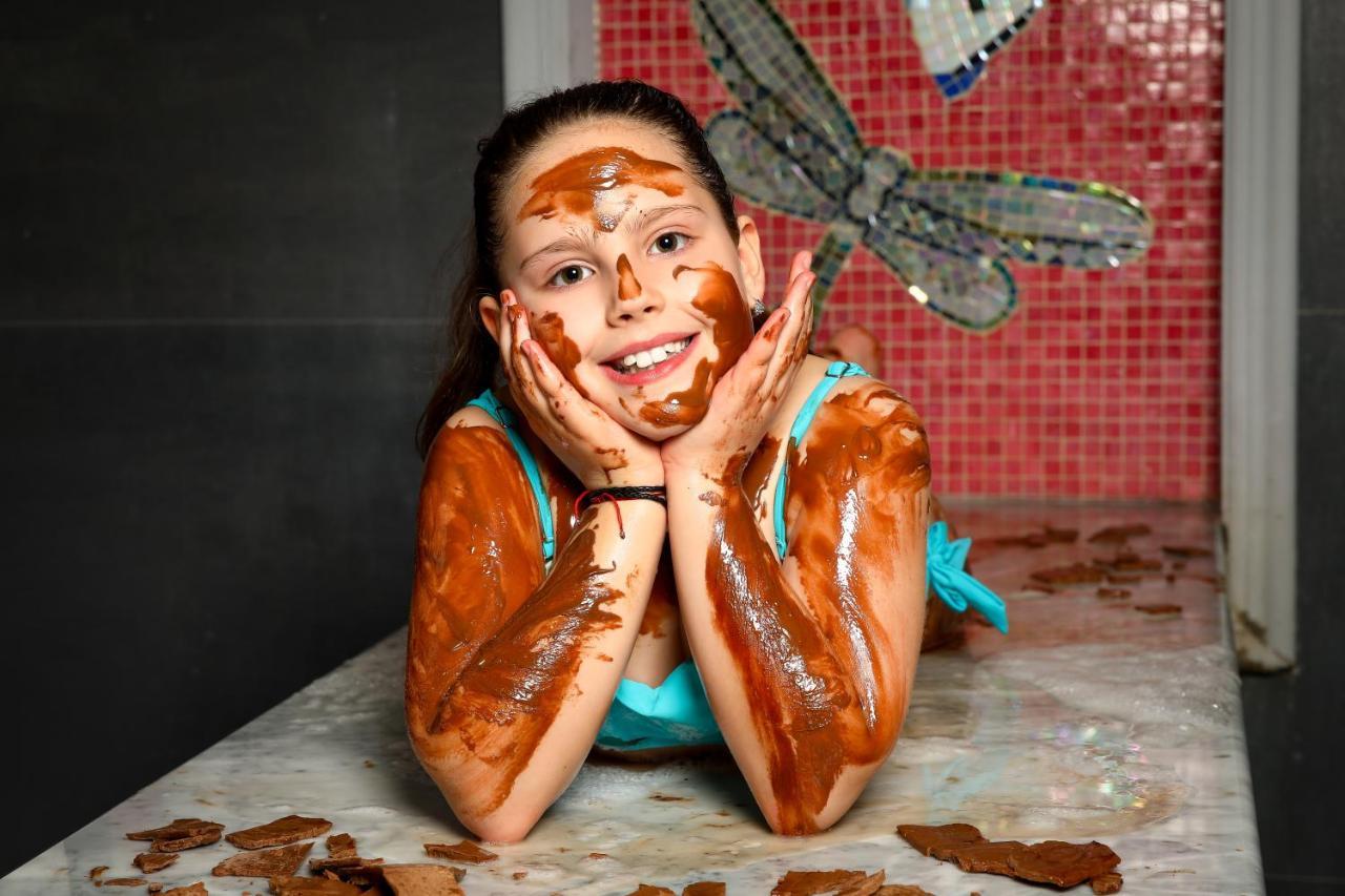 Hotel Arte Spa & Park Velingrad Kültér fotó A woman covered in chocolate