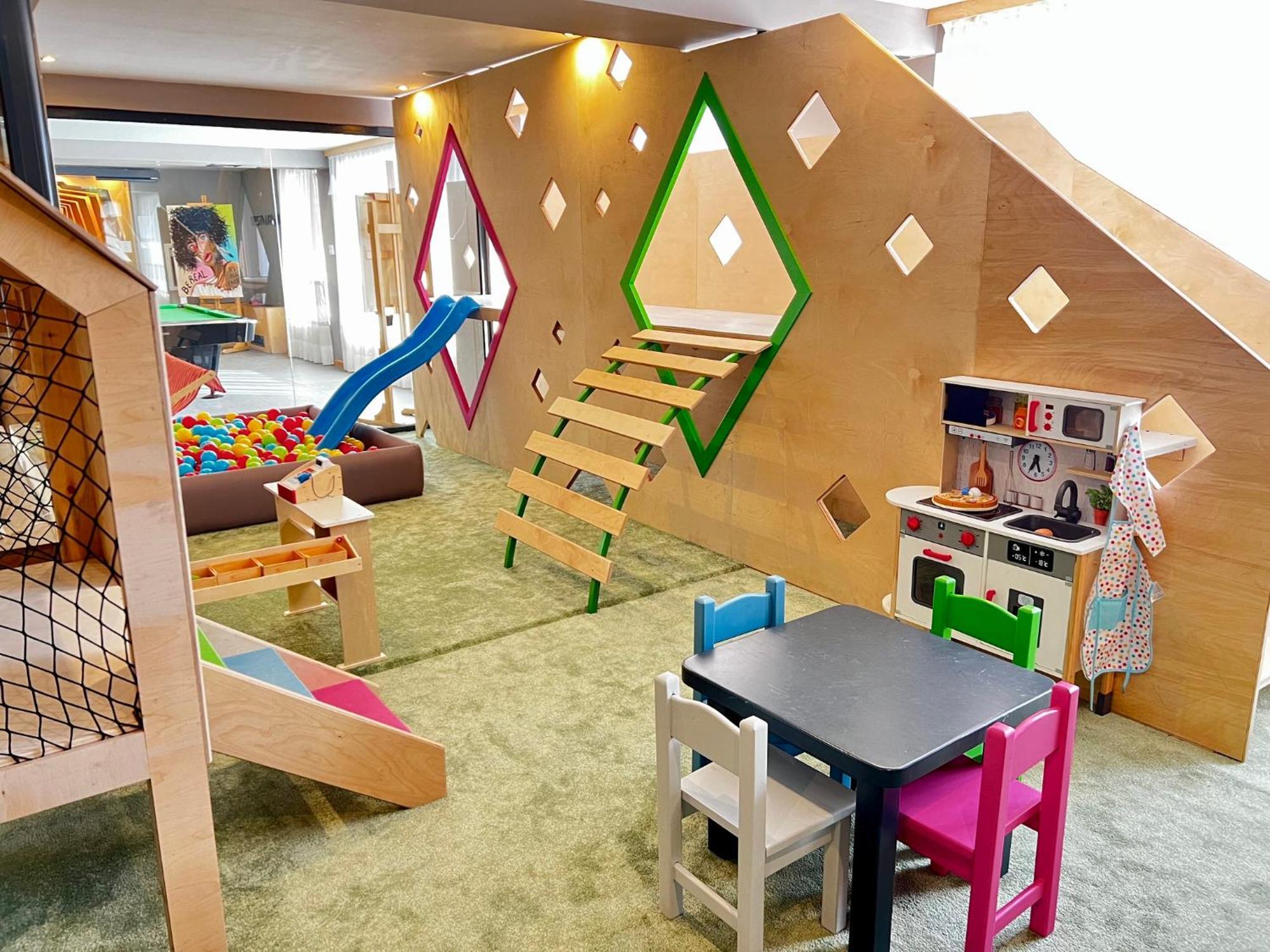 Hotel Arte Spa & Park Velingrad Kültér fotó The interior of the children's area